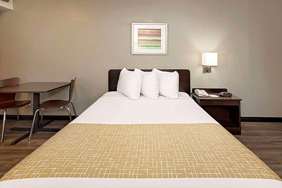 Travelodge by Wyndham College Park