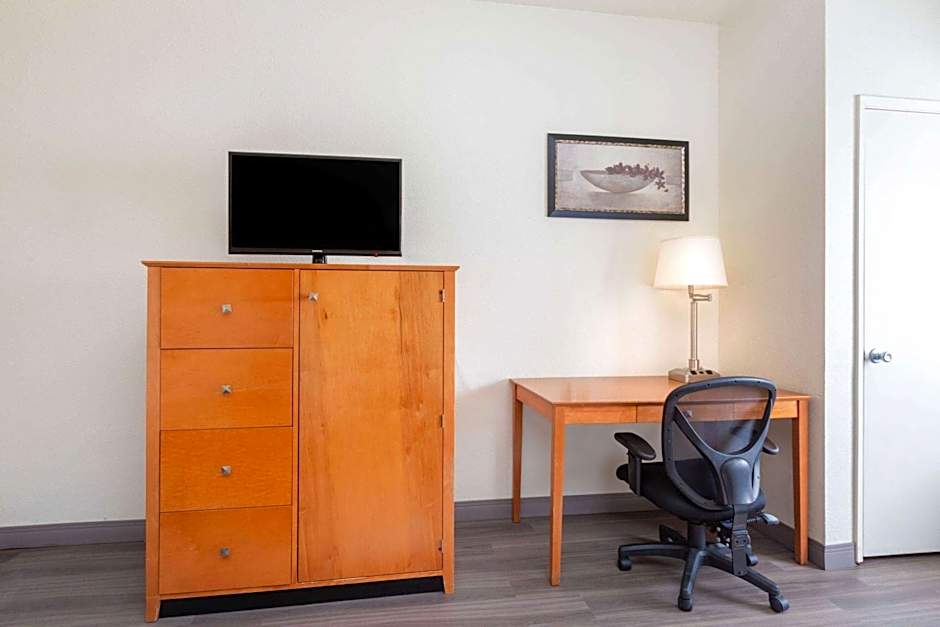 La Quinta Inn & Suites by Wyndham Tulare