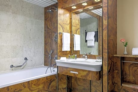 Family Room, Non Smoking (1 Queen Bed)