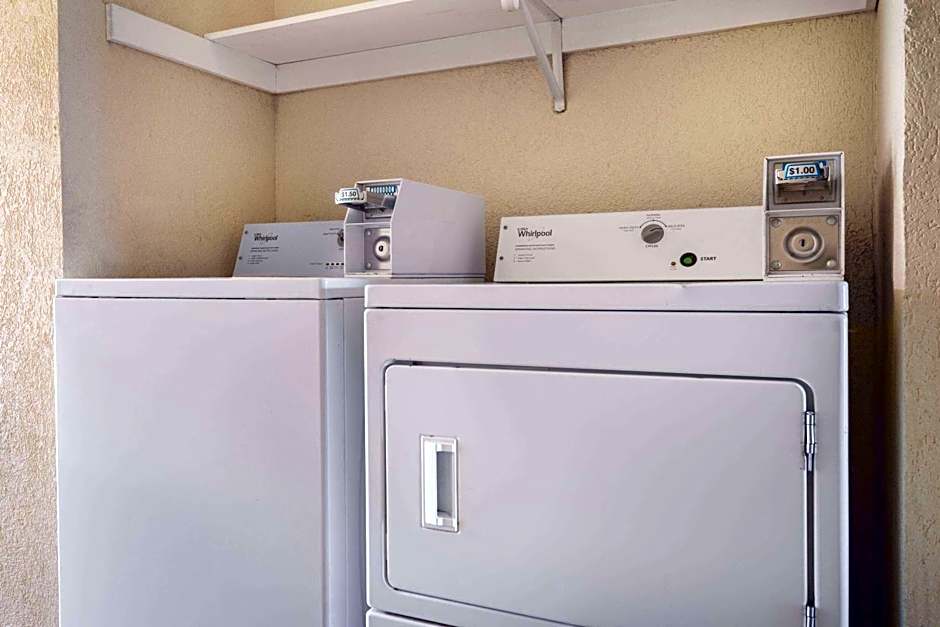 Days Inn by Wyndham Macon I-475