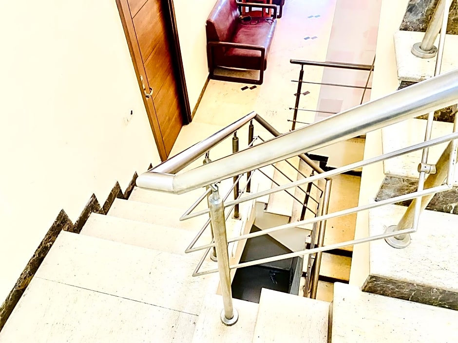 Qotel Noida 51 couple Friendly 