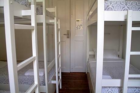 Bed in 6-Bed Dormitory Room with Shared Bathroom