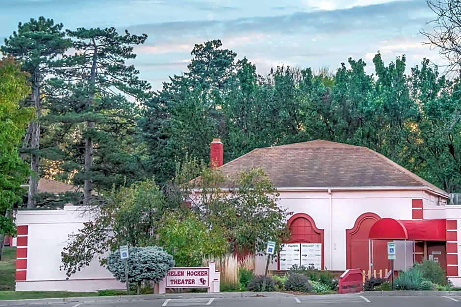 Super 8 by Wyndham Topeka/Wanamaker RD/I-70