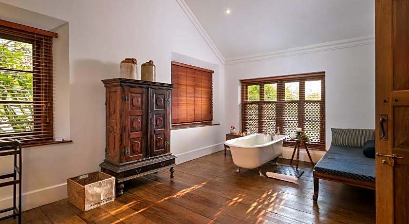 Taru Villas Rampart Street 