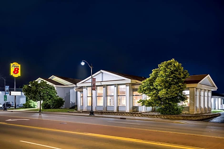Super 8 by Wyndham La Crosse