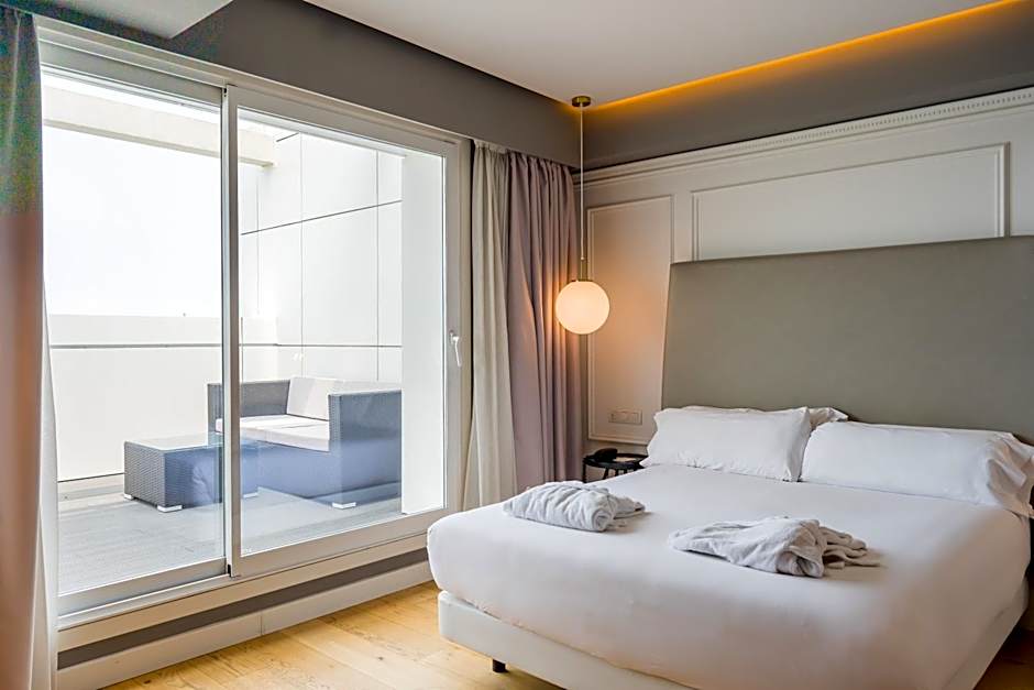 Photo 1 of 4 of Deluxe, Sea View, Balcony