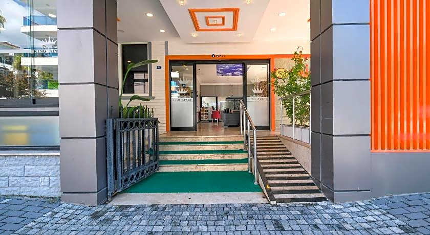 Cleopatra King Apart