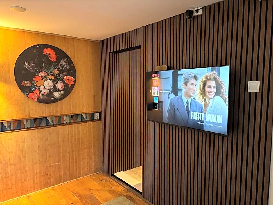 Luxury studio on Robs houseboat special for couples