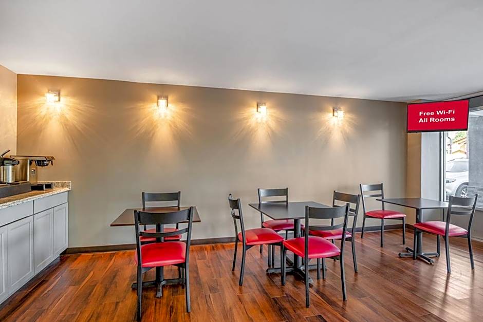 HomeTowne Studios by Red Roof Richmond - Airport Sandston