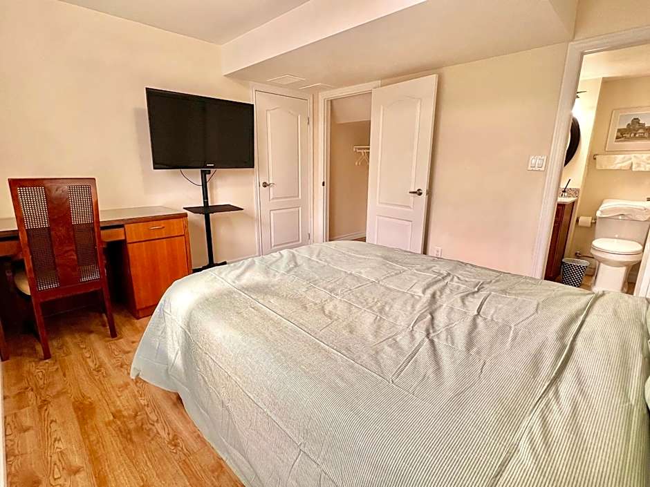 Cozy Home in Richmond Hill with Free Parking