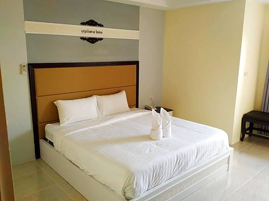 Photo 1 of 50 of Boonbundal Hotel