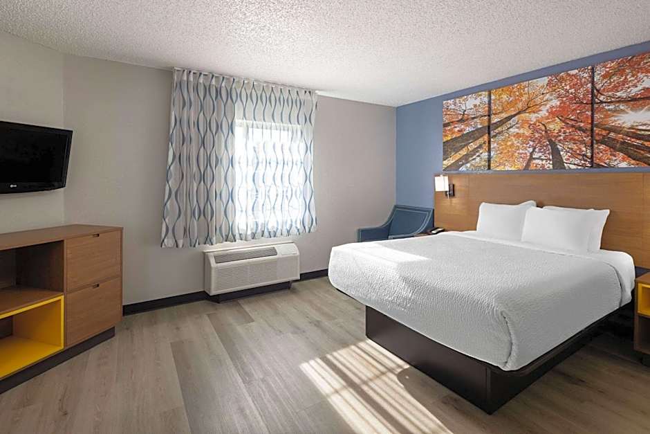 Days Inn & Suites by Wyndham Green Bay WI.