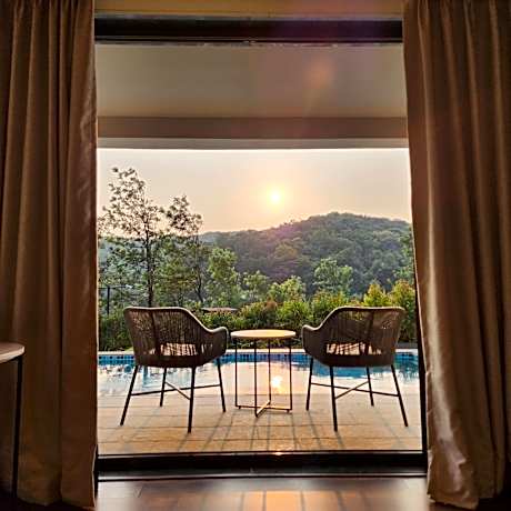 One-Bedroom King Villa with Patio and Valley View - Club Level