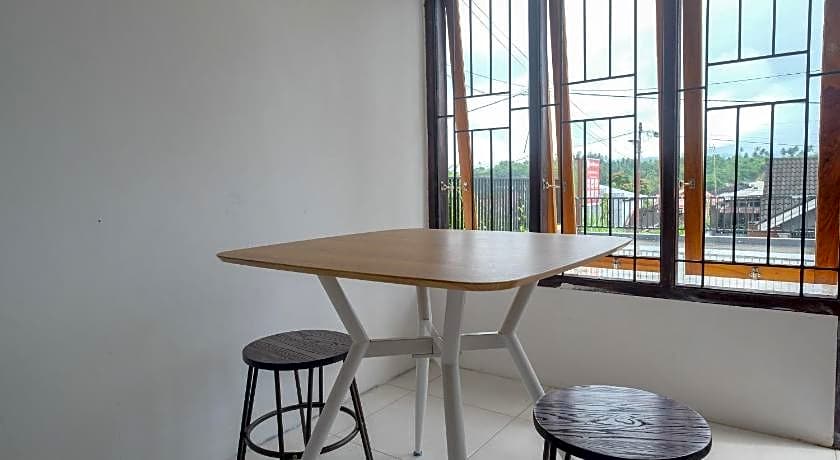 RedDoorz near De La Salle Manado