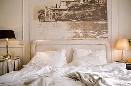 Deluxe room for Single Use with Partial Lake View