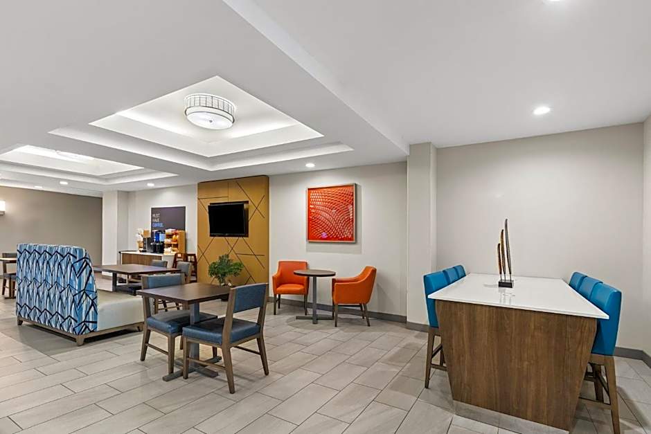 Holiday Inn Express & Suites Fairmont By IHG