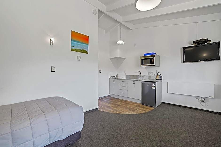 Colonial Lodge Motel