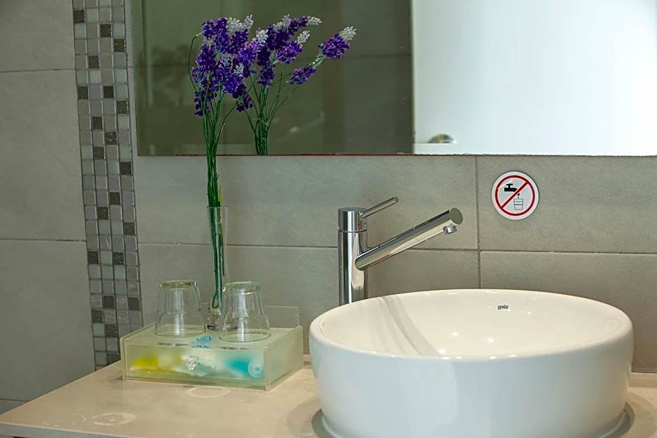 Limanaki Beach Hotel & Suites