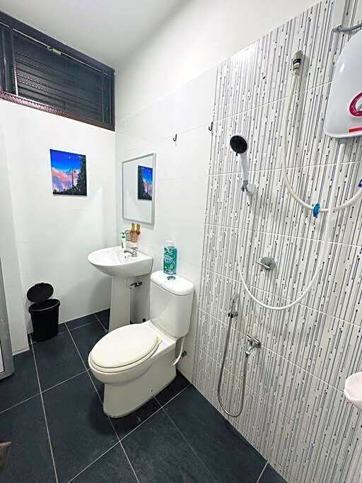 Rini residences 整栋双层排楼适合全家大小居住周边商店商场林立