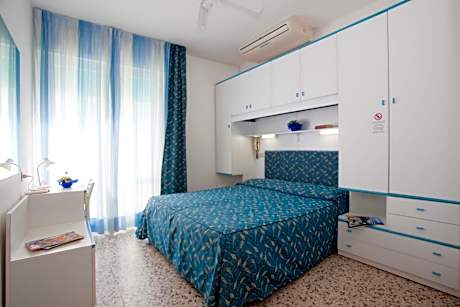 Double or Twin Room with Balcony and Partial Sea View