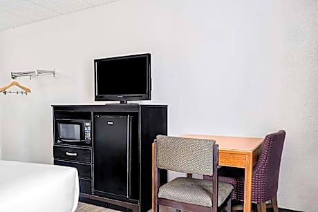 1 King Bed Nonsmoking Accessible