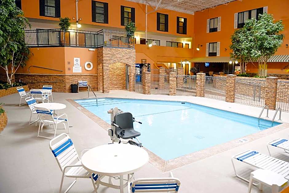 Quality Inn & Suites Starlite Village Conference Center