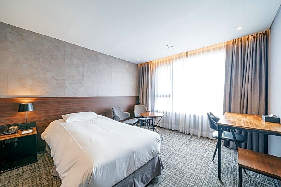Hotel With City