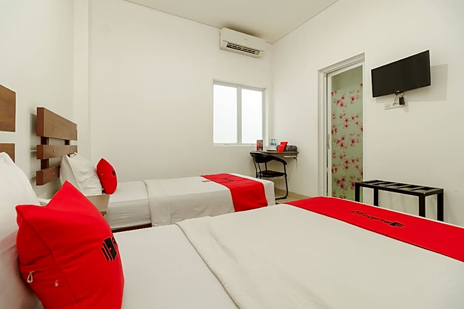 RedDoorz  Syariah near Jembatan Siti Nurbaya Padang