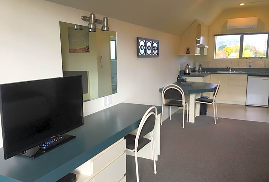 Colonial Manor Motel