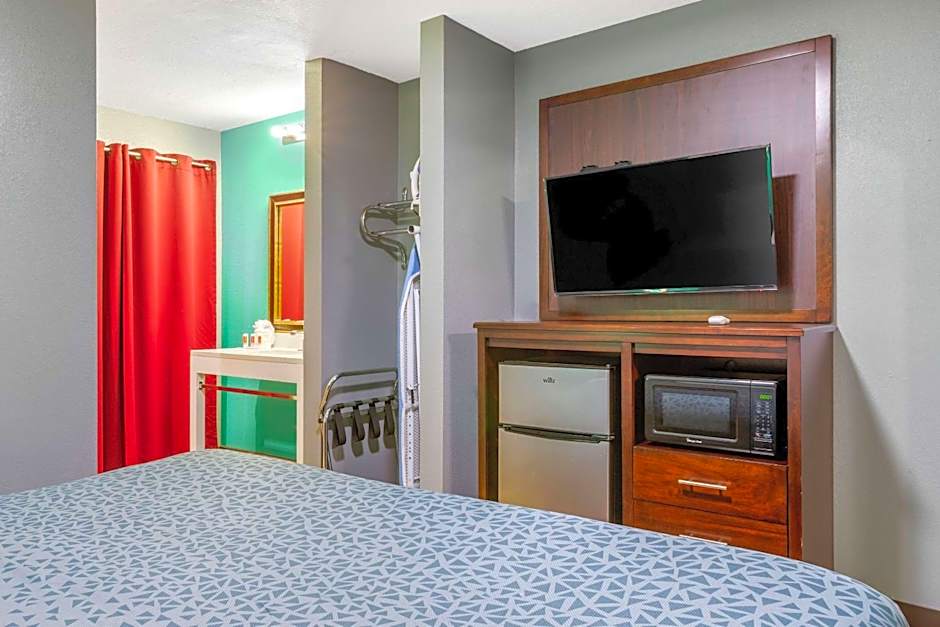 Econo Lodge West - Coors Blvd