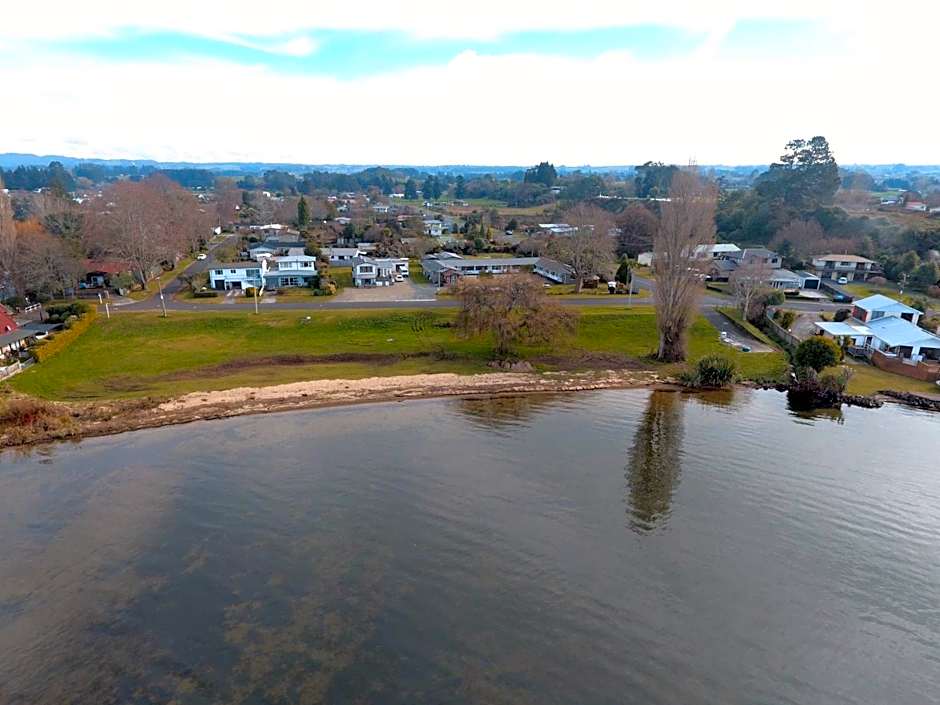 Jack & Di's Waiteti Lakefront Motel