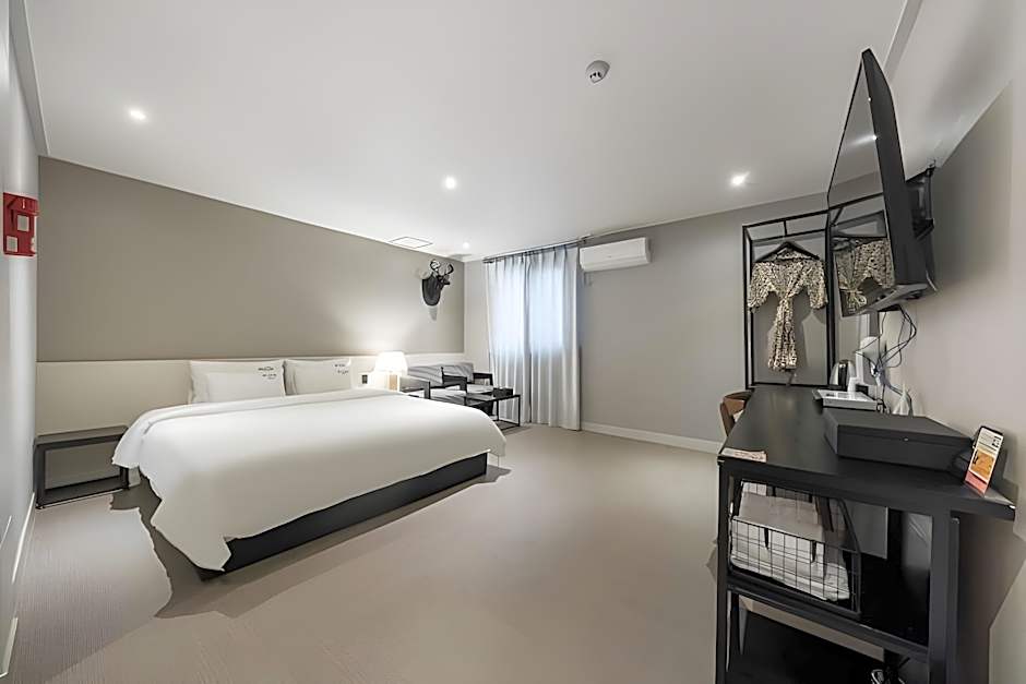 Almond Hotel Gupo Station