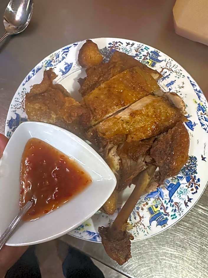 Hostal agripino y Restaurante asiático