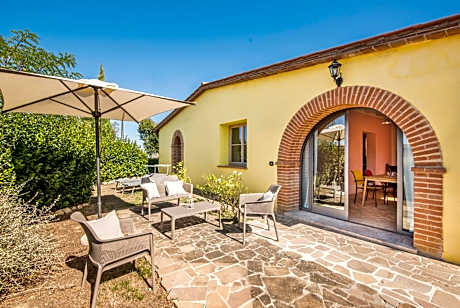 Chalet with common swimming-pool immersed in the Tuscan countryside