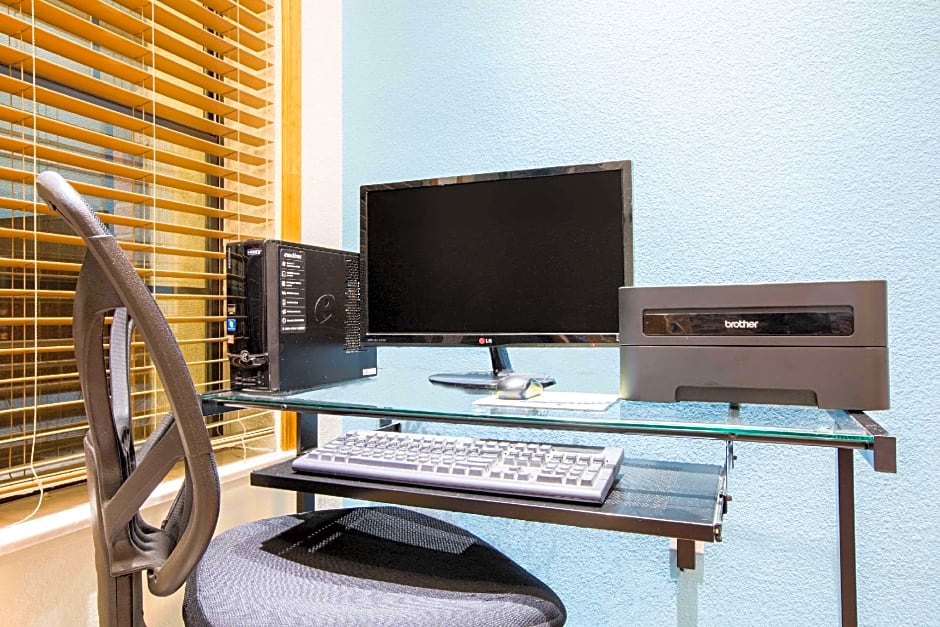 Days Inn & Suites by Wyndham Big Spring