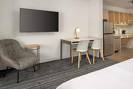 Studio Suite with Two Queen Beds and Adapted Tub - Mobility Accessible