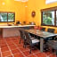 Villa Kiwi. Huge Pool, Steps To Town n Beach. 6 plus BRM 7.5 BTH 3 KCN