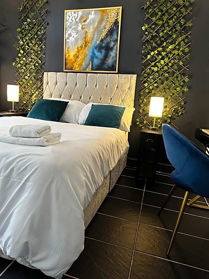 Duke and Duchess Apartments and Rooms - Private in Room Hot Tub Suites