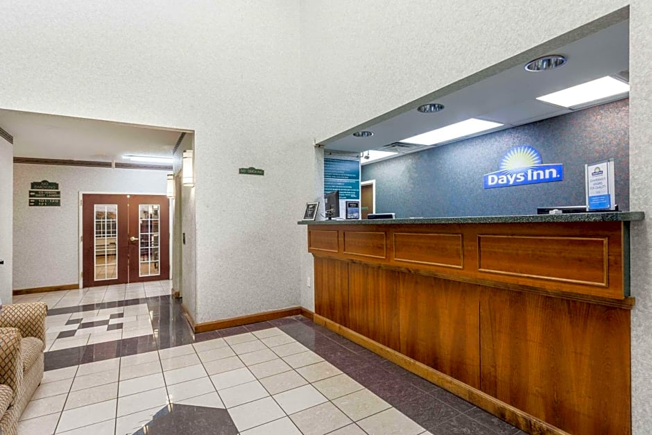 Days Inn & Suites by Wyndham Huntsville