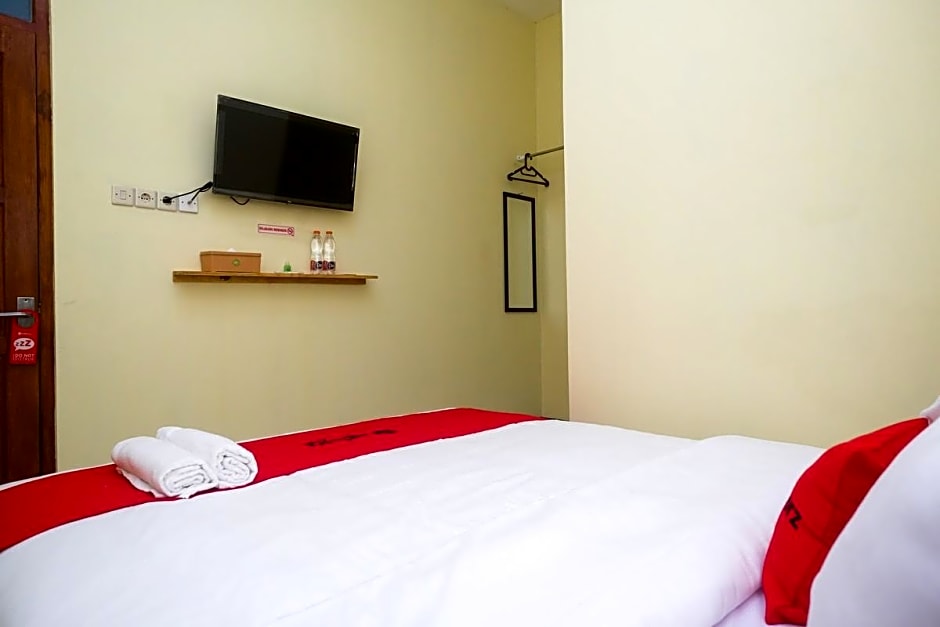 RedDoorz near Tirtonadi Park Solo
