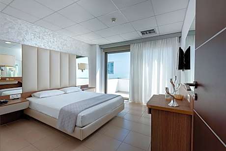 Double or Twin Room with Partial Sea View