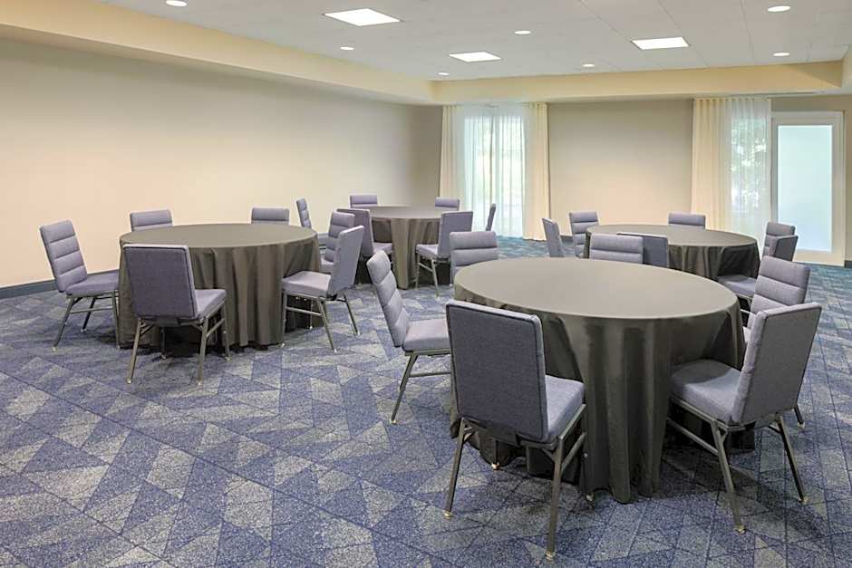 Courtyard by Marriott Edison Woodbridge