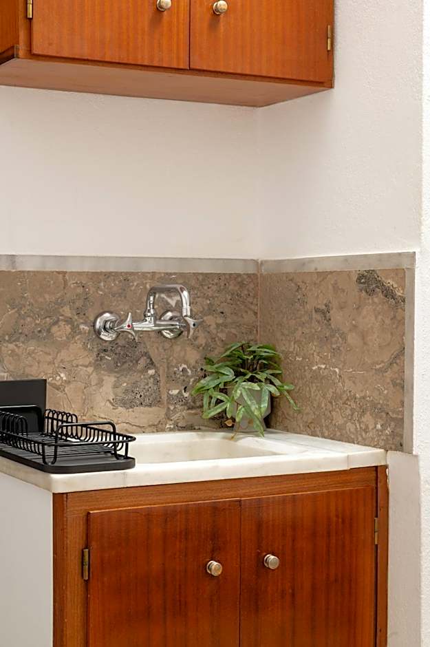 Thelèsi Apartments, 100m from the beach