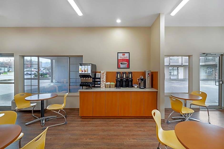 Econo Lodge Inn & Suites