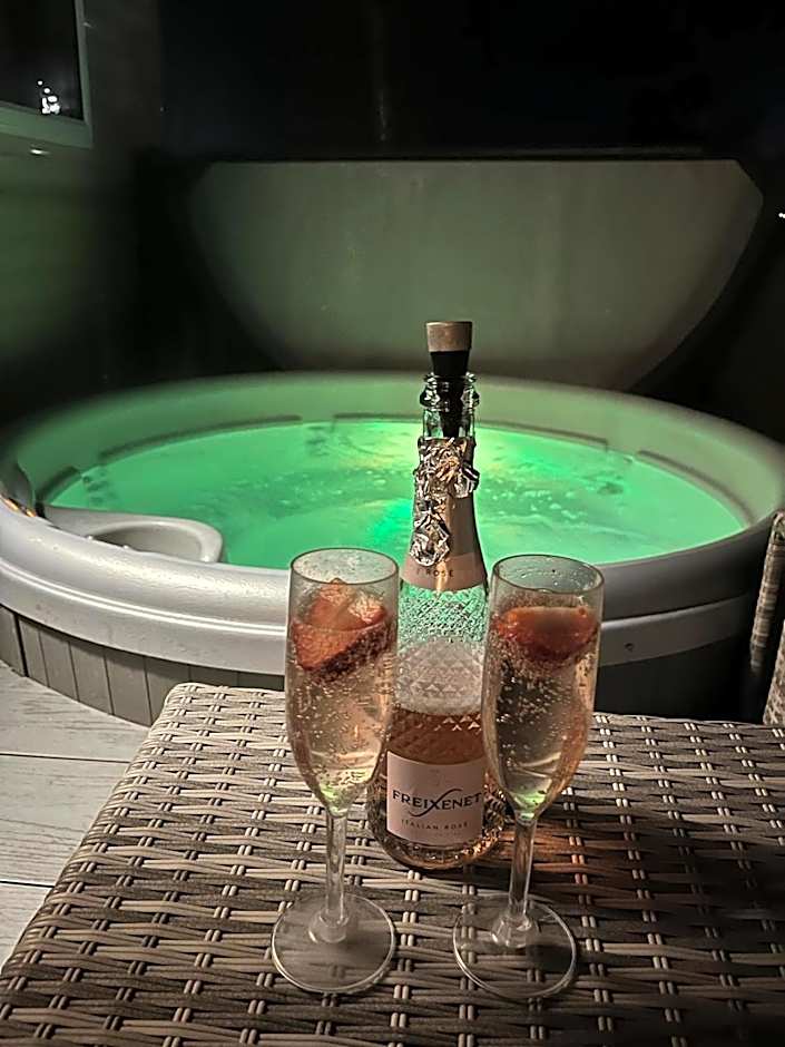 Luxury caravan and Tattershall lakes with private hot tub and WiFi