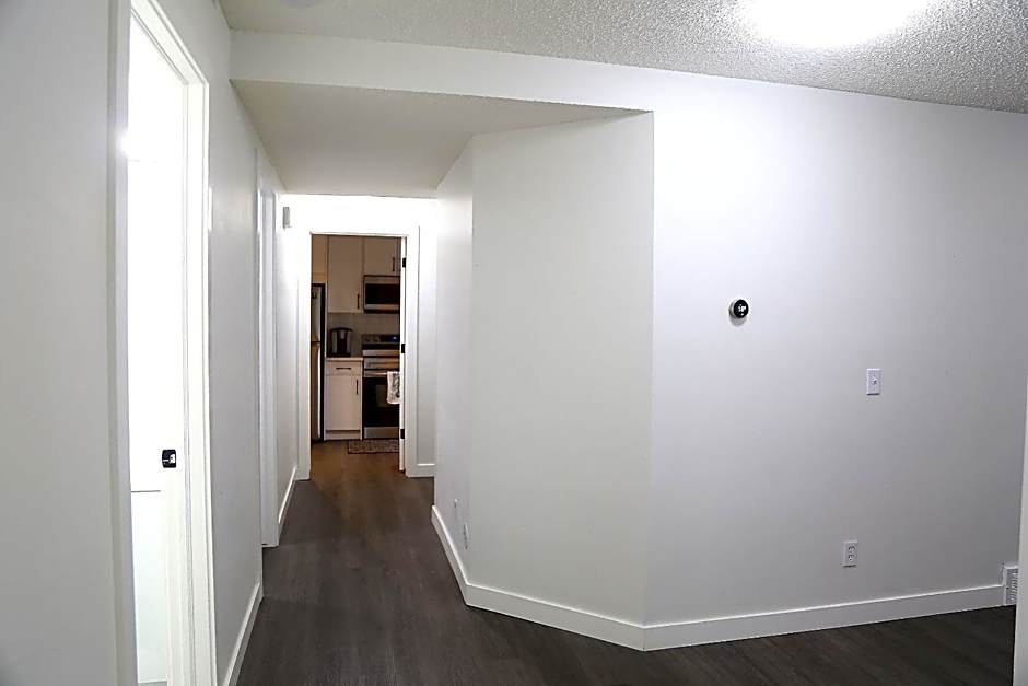 Cozy 3 beds Suite Near Calgary Airport Sleeps 6
