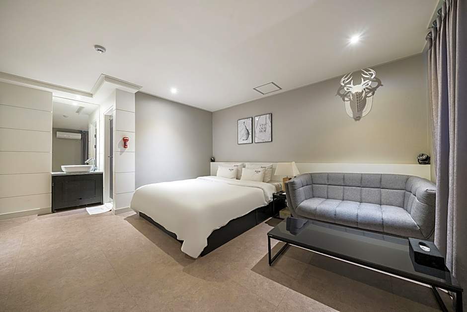 almond hotel Gupo station