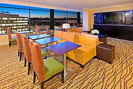 Concierge Lounge Access, Junior Suite, 1 King, Sofa Bed, City View