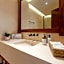 Luxe Jungle Apt 10min To Beach Hot Tub King