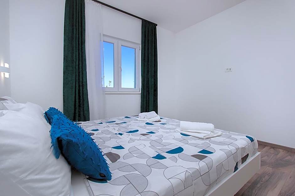 Villa Dalmatian Child with swimming pool, close to the beach